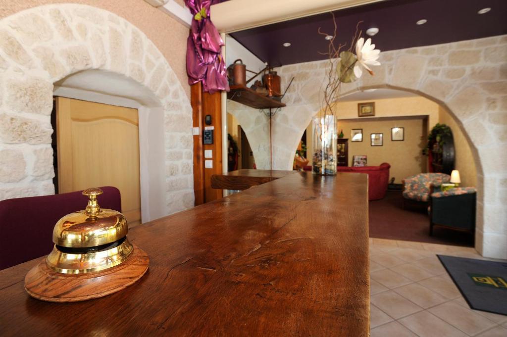 Logis Hotel Des Grands Vins Fleurie Bagian luar foto